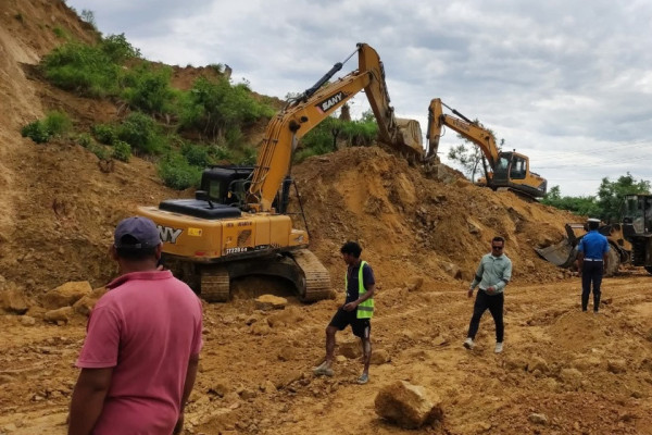 दाउन्नेमा पहिरो : बुटवल-नारायणगढ सडक बन्द हुँदा यात्रु अलपत्र